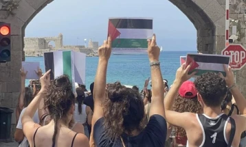 Протестот на грчкиот остров Родос против пристигнувањето на крузер со израелските туристи