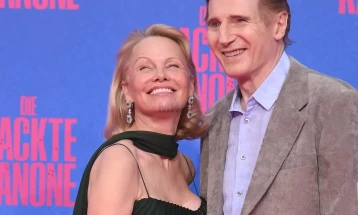 „Пипл“:  Памела Андерсон и Лијам Нисон, наводно, се во романтична врска