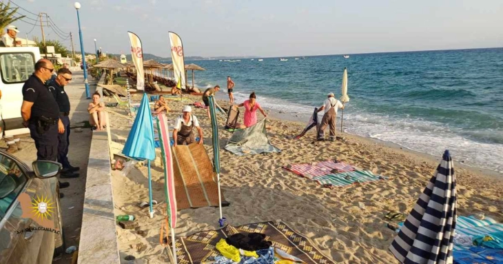 На првиот крак на Халкидики продолжува отстранувањето на недозволено поставени чадори и опрема за на плажа