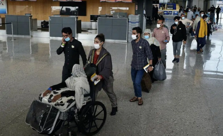 Талибанците ги критикуваат соседите поради масовно протерување на Авганистанци