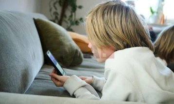 Да се забрани или не: Членките на ЕУ дебатираат дали да им ги забранат социјалните мрежи на децата