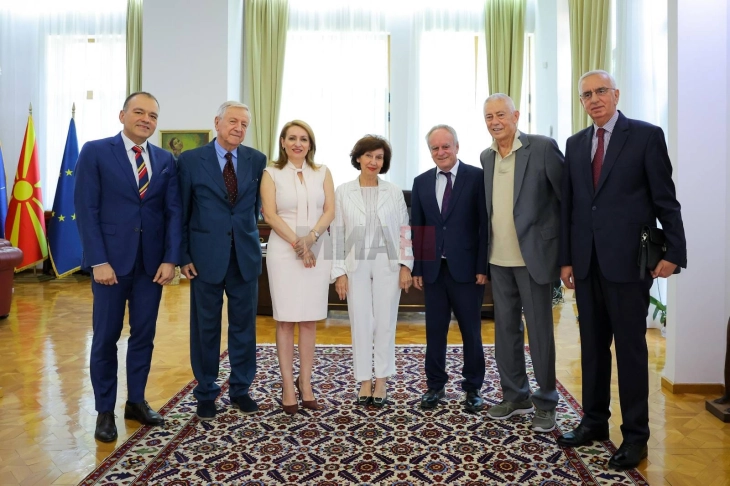 Takimi i Siljanovska-Davkova me Këshillin e ambasadorëve: Përforcimi i kapaciteteve të jashtme politike të vendit