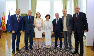 Takimi i Siljanovska-Davkova me Këshillin e ambasadorëve: Përforcimi i kapaciteteve të jashtme politike të vendit