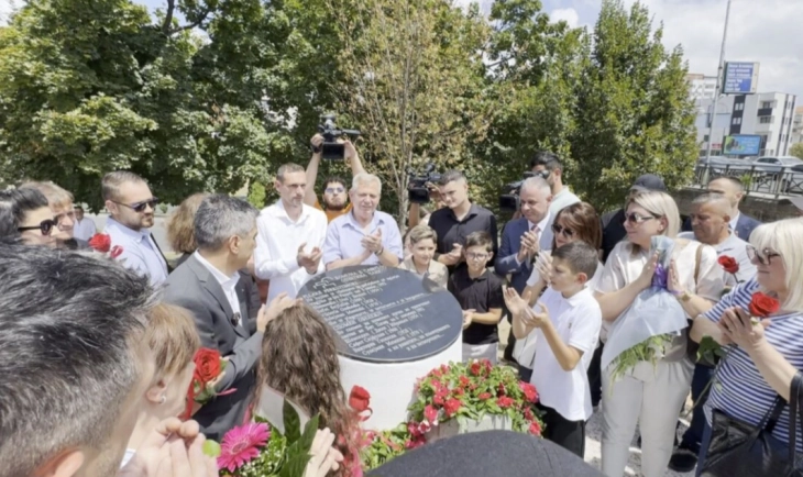 Shpaloset pllaka përkujtimore për 4 viktimat e ngjarjeve të Bit pazarit