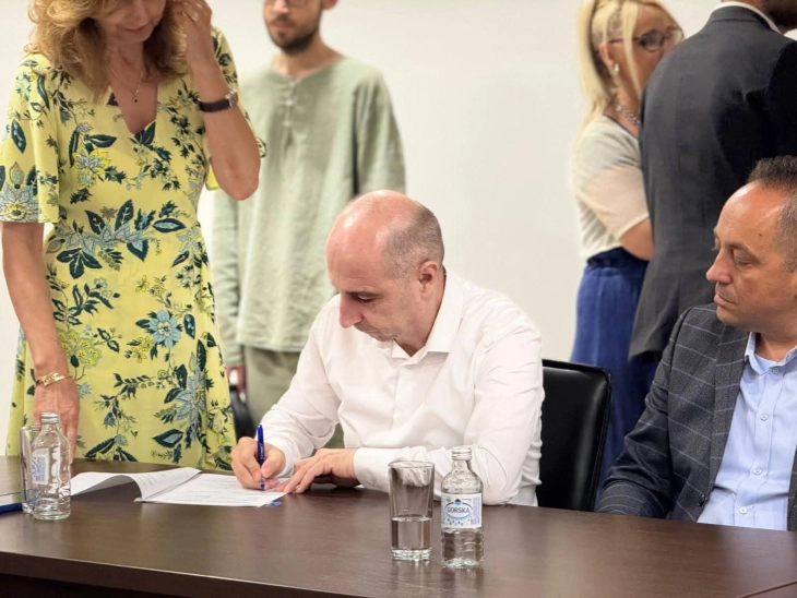 Градоначалникот Пекевски потпиша договор за унапредување на комуналните услуги