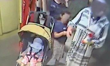 Уапсена жена во Атина поврзана со случајот со мртвото тригодишното неидентификувано девојче пронајдено на плажа