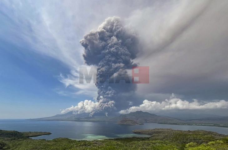 Индонезискиот вулкан Левотоби Лаки-Лаки исфрли пепел на висина од 18 км утрово