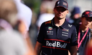 Верстапен може да се соочи со казна за фрлање крпа на патеката