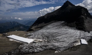 Швајцарските глечери се топат со алармантна брзина оваа година