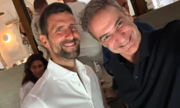 Мицотакис со Ѓоковиќ на грчкиот остров Тинос