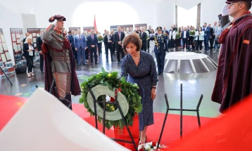 Presidentja Siljanovska - Davkova vendosi lule në varrin e Nikolla Karevit dhe në monumentin e heronjve në vendin 