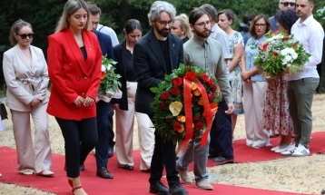 Делегација на Левица положи свежо цвеќе на Мечкин Камен