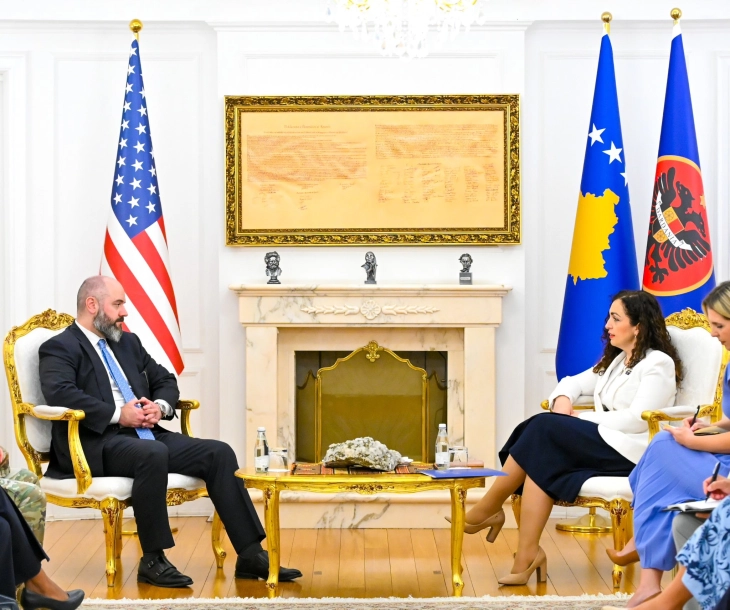 Presidentja e Kosovës Osmani u takua me zëvendës sekretarin amerikan të Mbrojtjes, Dejvid A. Beker