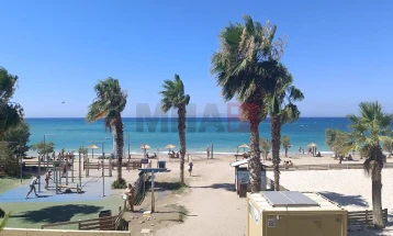 МИА ве води низ плажите во Атина, од тие бесплатните за „обичниот“ народ, до тие на кои за сет лежалки се плаќа и по 320 евра