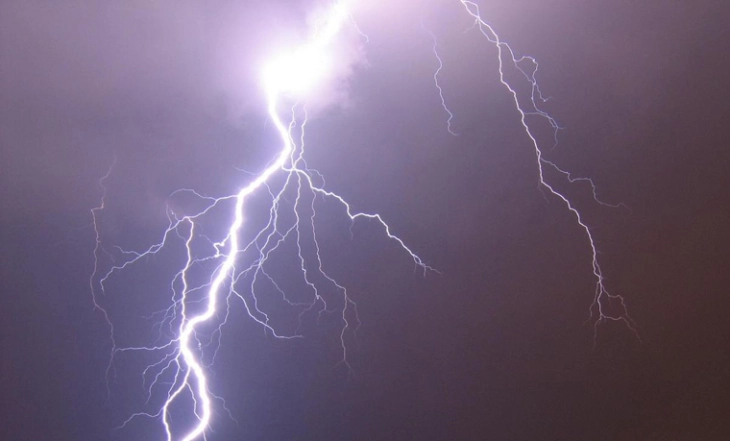 Единаесет фудбалери повредени при удар на гром на фудбалски натпревар во Србија