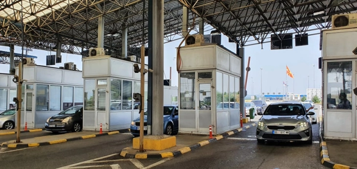 На граничните премини Табановце и Богородица се чека околу 30 минути