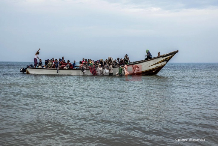 Fundoset një anije në një nga rrugët më të rrezikshme të emigracionit në Jemen, të paktën 68 të vdekur