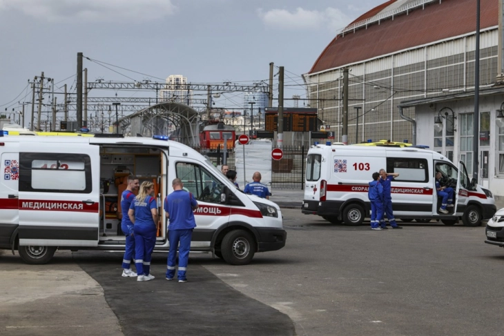 Еден загинат, 11 повредени во судар на воз и туристички автобус во Русија