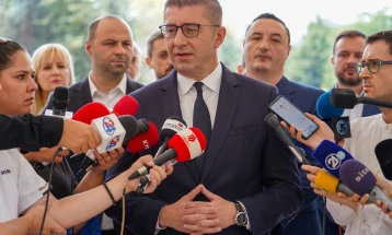 Премиерот Мицкоски со остра осуда за навредливите скандирања на спортски натпревар во Куманово