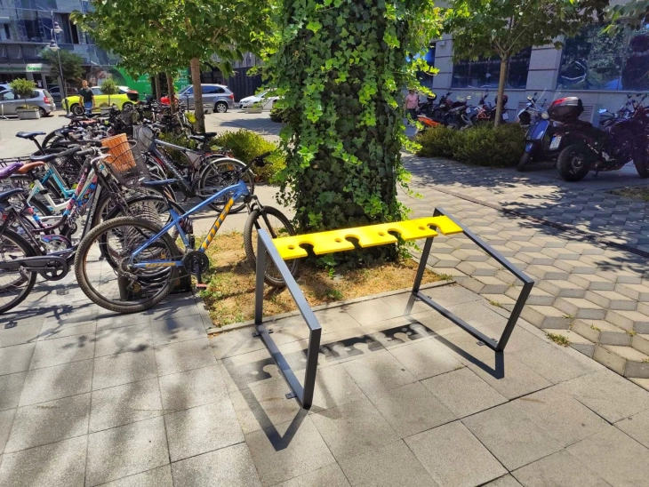 Герасимовски: Поставивме нови паркинзи за велосипеди и тротинети во Центар, грижата и безбедноста за велосипедистите најважни