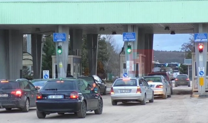 Në Qafë Thanë pritet rreth 40 minuta, ndërsa në Tabanoc dhe Bogorodicë rreth 30 minuta