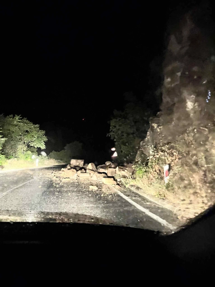 Одрони на патот кај селата Истибања и Калиманци