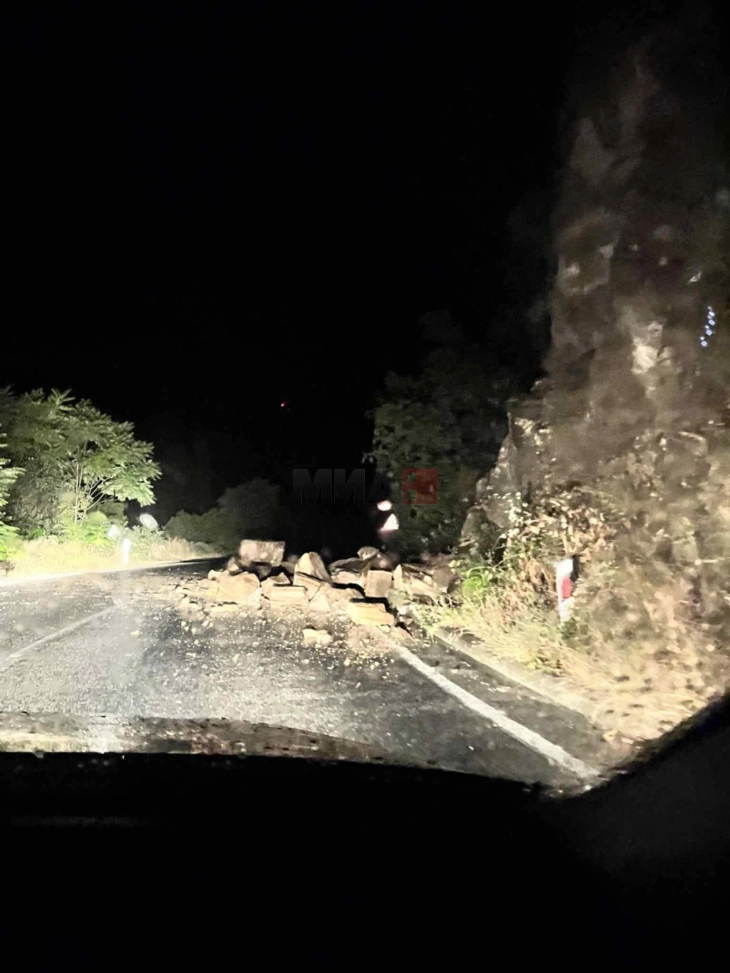 Rrëshqitje dheu në rrugën afër fshatrave Istibanjë dhe Kalimanci