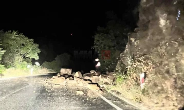 Rrëshqitje dheu në rrugën afër fshatrave Istibanjë dhe Kalimanci