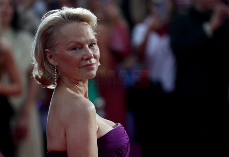 Памела Андерсон се присети како Силвестер Сталоне наводно ѝ понудил „Порше“ и стан за да бидат во врска