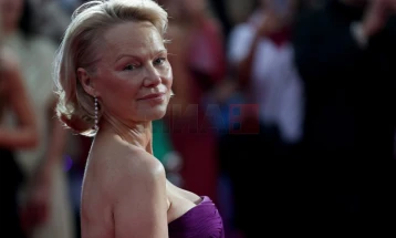 Памела Андерсон се присети како Силвестер Сталоне наводно ѝ понудил „Порше“ и стан за да бидат во врска