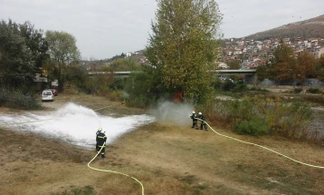 Велешките пожарникари од автомобил на поплавена улица извлекле мајка и дете, интервенирале и во поплавени подруми и дуќани 