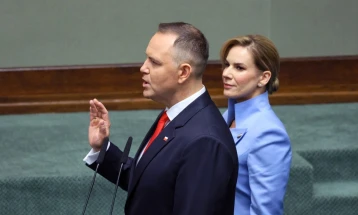 Polish President Nawrocki sworn in, immediately attacks the euro