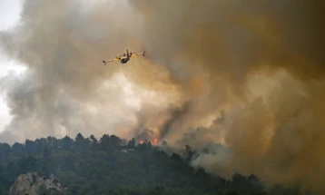 Се уште активен пожарот во јужна Франција