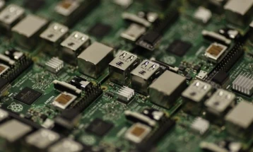 Трамп вели дека планира 100 проценти царина на чиповите, Епл ќе инвестира уште 100 милијарди долари во американското производство