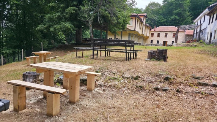 Нови клупи и дрвени мостови во потпелистерските села Маловишта и Цапари