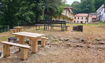 Нови клупи и дрвени мостови во потпелистерските села Маловишта и Цапари