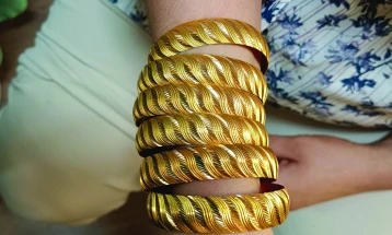 Customs officials foil attempts of smuggling gold, medicine products, supplements