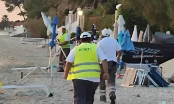 Општина Касандра продолжува со отстранувањето на недозволено поставени чадори и предмети на плажи