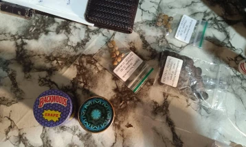 Приведено лице во Виница, физички нападнал полициски службеник и при претрес кај него биле пронајдени и одземени дрога и муниција