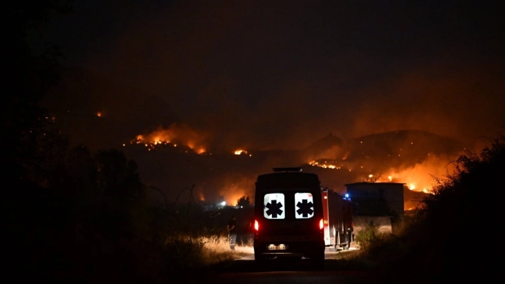 Zjarr i madh në jug të Shqipërisë, janë evakuuar fshatra