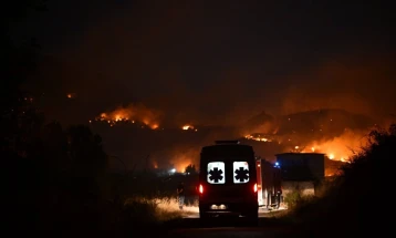 Zjarr i madh në jug të Shqipërisë, janë evakuuar fshatra