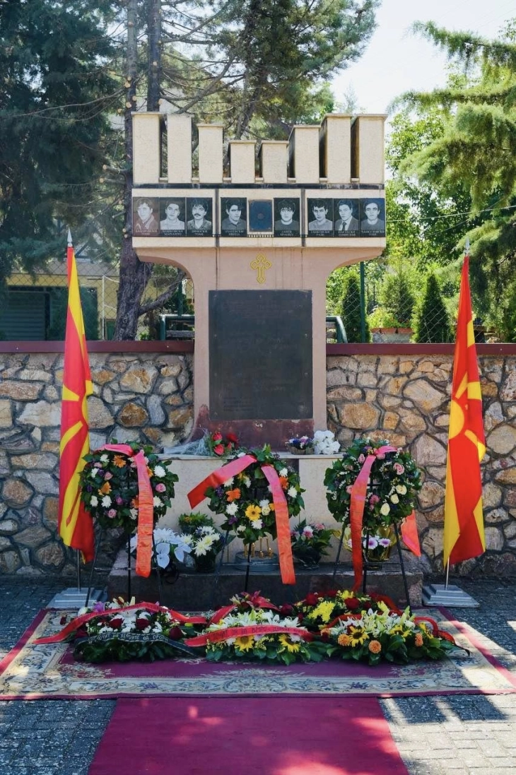 Со положување цвеќе пред споменикот во село Љубанци, одбележани дваесет и четири години од загинувањето на бранителите кај месноста Љуботенски бачила