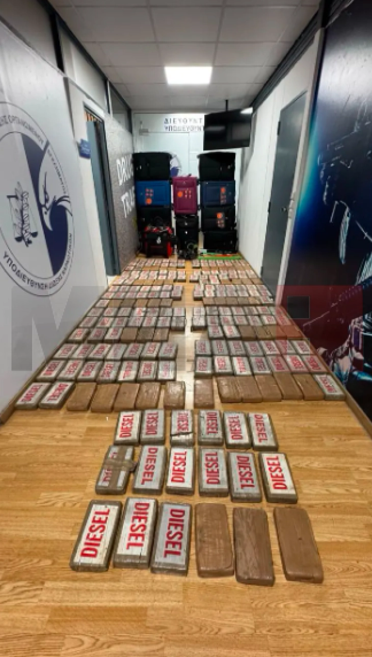 Mbi 270 kilogram kokainë në vlerë prej të paktën 5,5 milionë euro janë gjetur në portin në Selanik