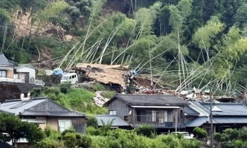 Јапонските власти повикуваат на масовна евакуација поради поплави и свлечишта во југозападна Јапонија
