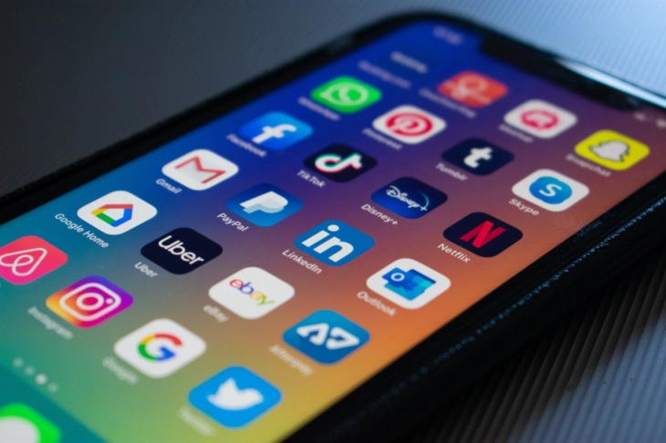 Евростат: 99 проценти од младите во Албанија онлајн, но немаат дигитални вештини