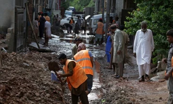 Седум лица загинаа во поплава во северен Пакистан