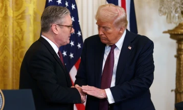 Kryeministri britanik i mbështet përpjekjet e Trampit për paqe në Ukrainë, por vlerëson se Kievi duhet të përfshihet në bisedime