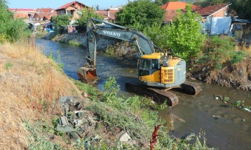 Почна чистење на речното корито на Кумановка