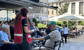 Превентивни мерки во Куманово: Волонтери делат вода и мерат притисок на граѓаните