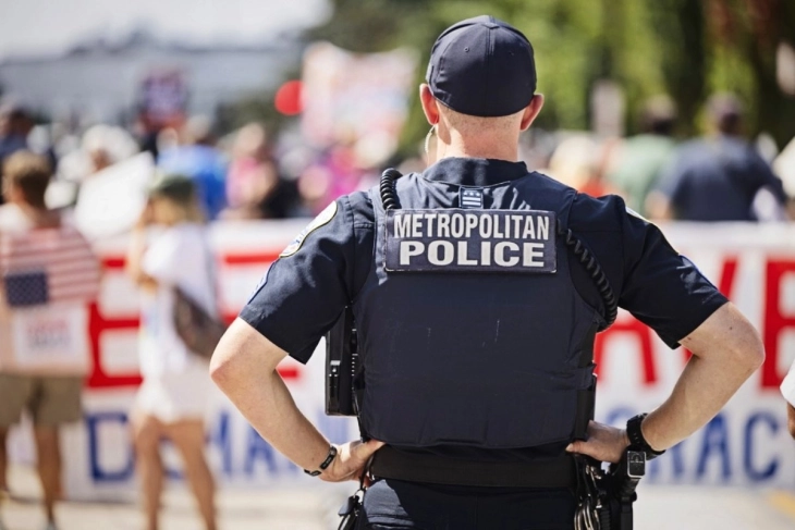 Зошто Трамп ја презема контролата врз полицијата и ја испраќа Националната гарда во Вашингтон?